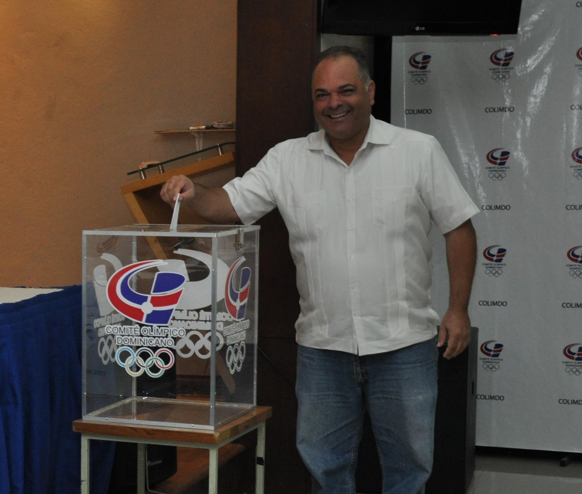 Las elecciones de Fedosa fueron una muestra de unidad y la consolidación del ingeniero Garibaldy Bautista como líder del sóftbol en la República Dominicana. Franklin Sorí del Distrito Nacional al momento de ejercer el voto.