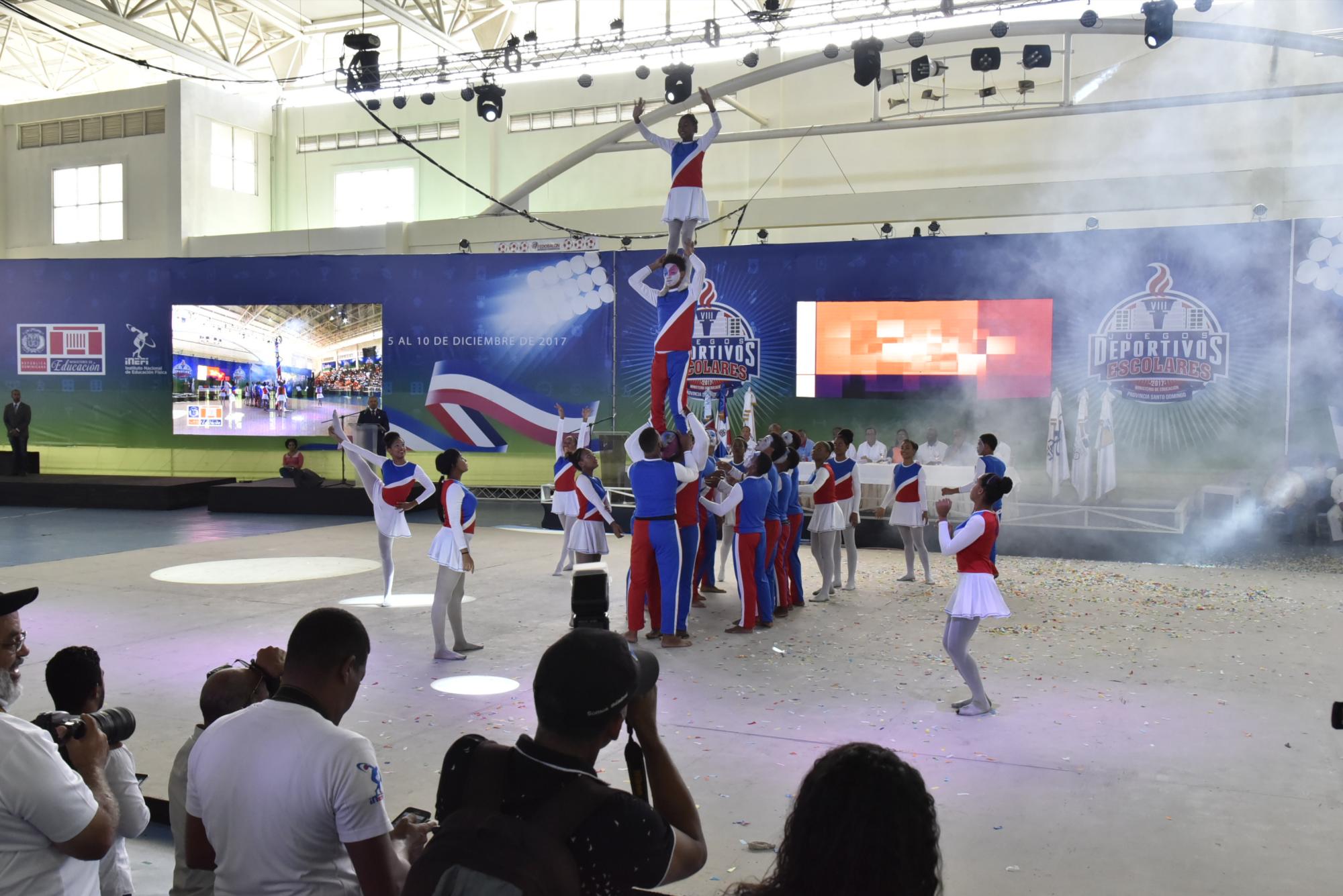 Grupo de bailes animaron la clausura del certamen deportivo-escolar.
