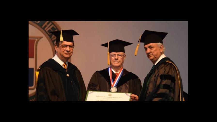 Honoris causa, en minúscula y en cursiva