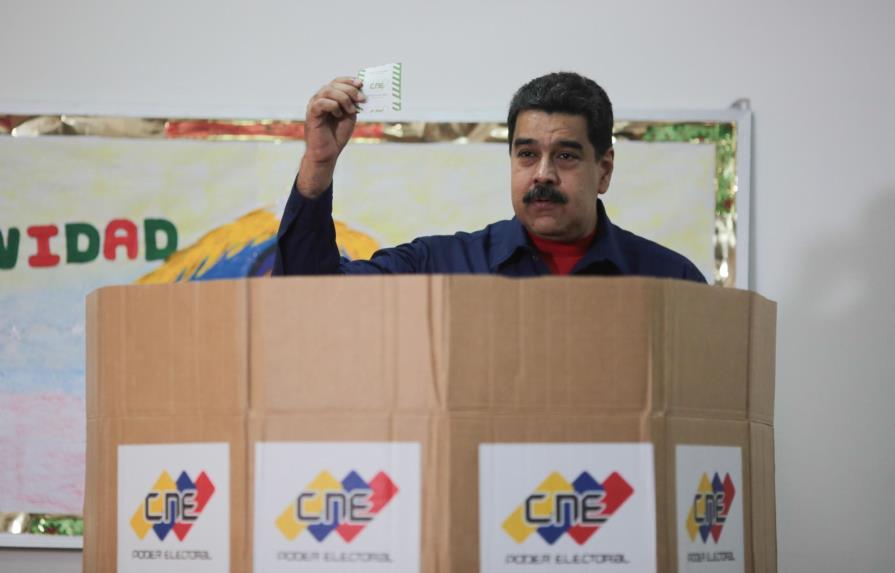 Maduro apunta a su reelección sin la oposición en presidenciales