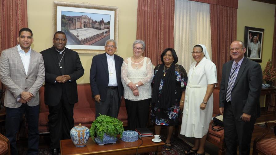 Se reúnen ministra de Salud y arzobispo Metropolitano Francisco Osoria