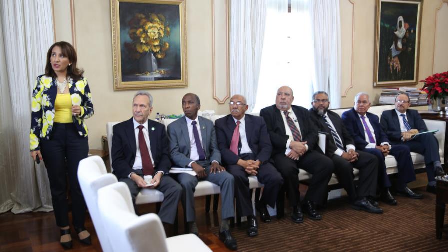 Instituciones exponen al presidente Medina avances para mejorar la calidad educativa 