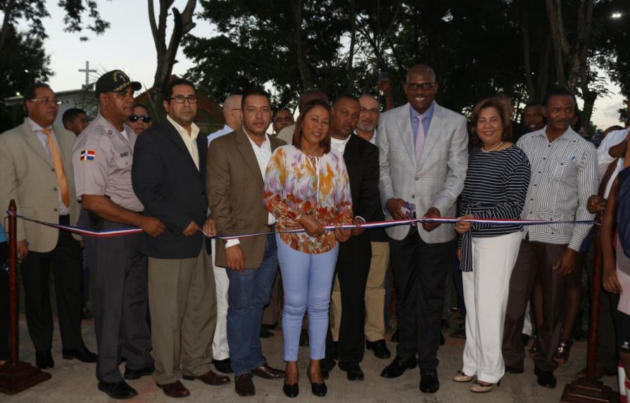 Alcalde de SDE inaugura nuevo centro de integración familiar 
