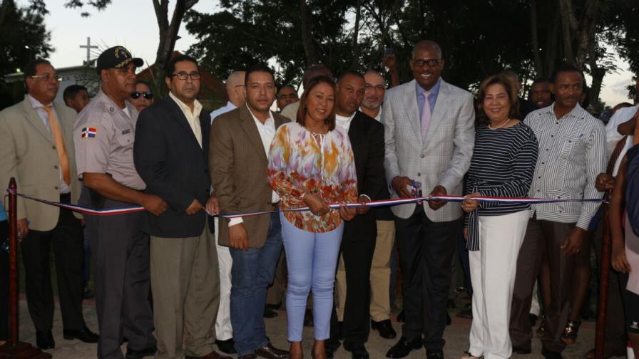 Alcalde de SDE inaugura nuevo centro de integración familiar 