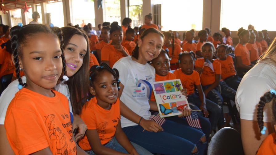 Ace International dona libros a Hogar Escuela Rosa Duarte
