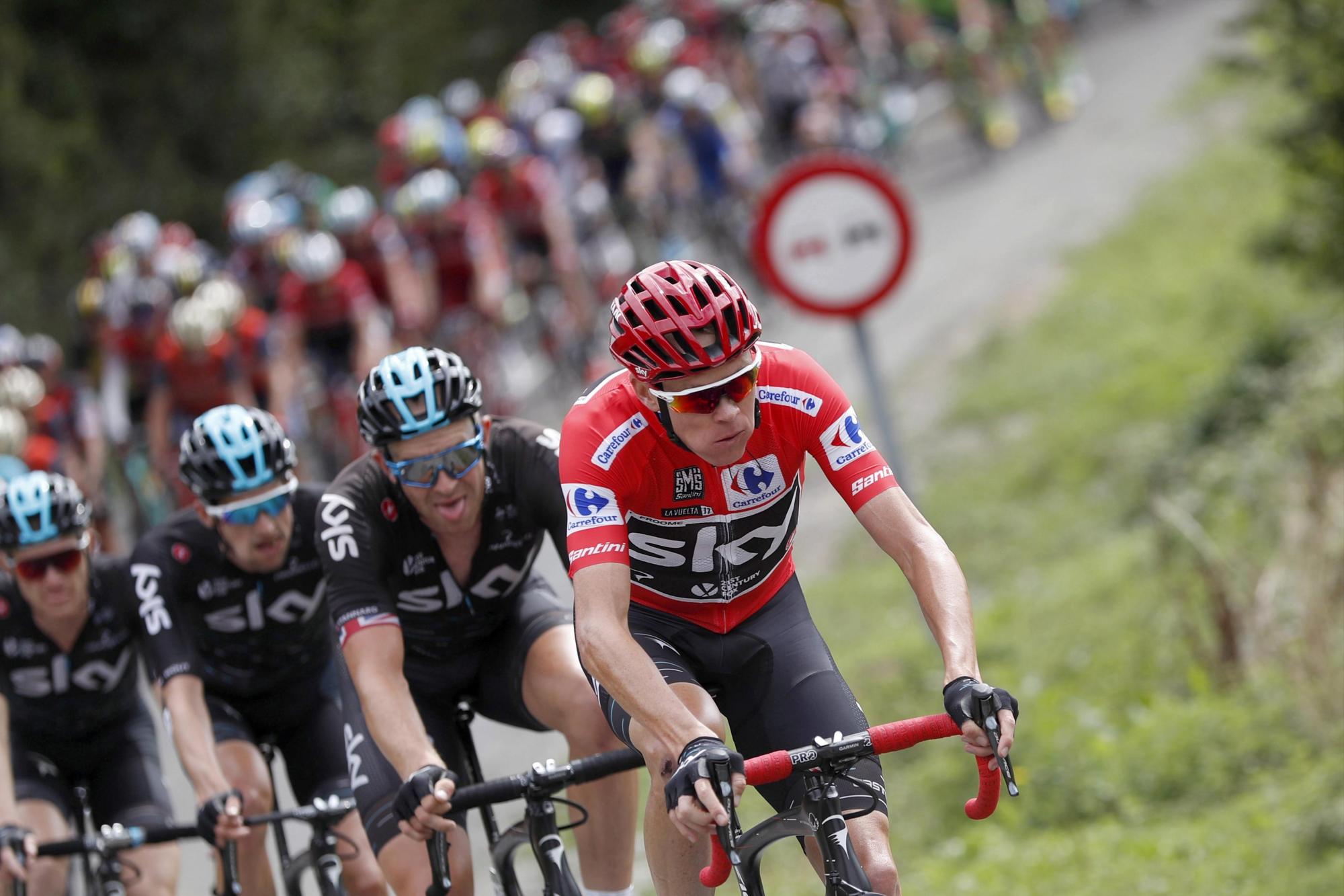 Chris Froome del equipo Sky ofrece una rueda de prensa en un día de descanso durante la Vuelta de España, en Logroño, España. La UCI confirmó hoy que Froome dio positivo por Salbutamol, un broncodilatador, en la última edición de la Vuelta de España. 