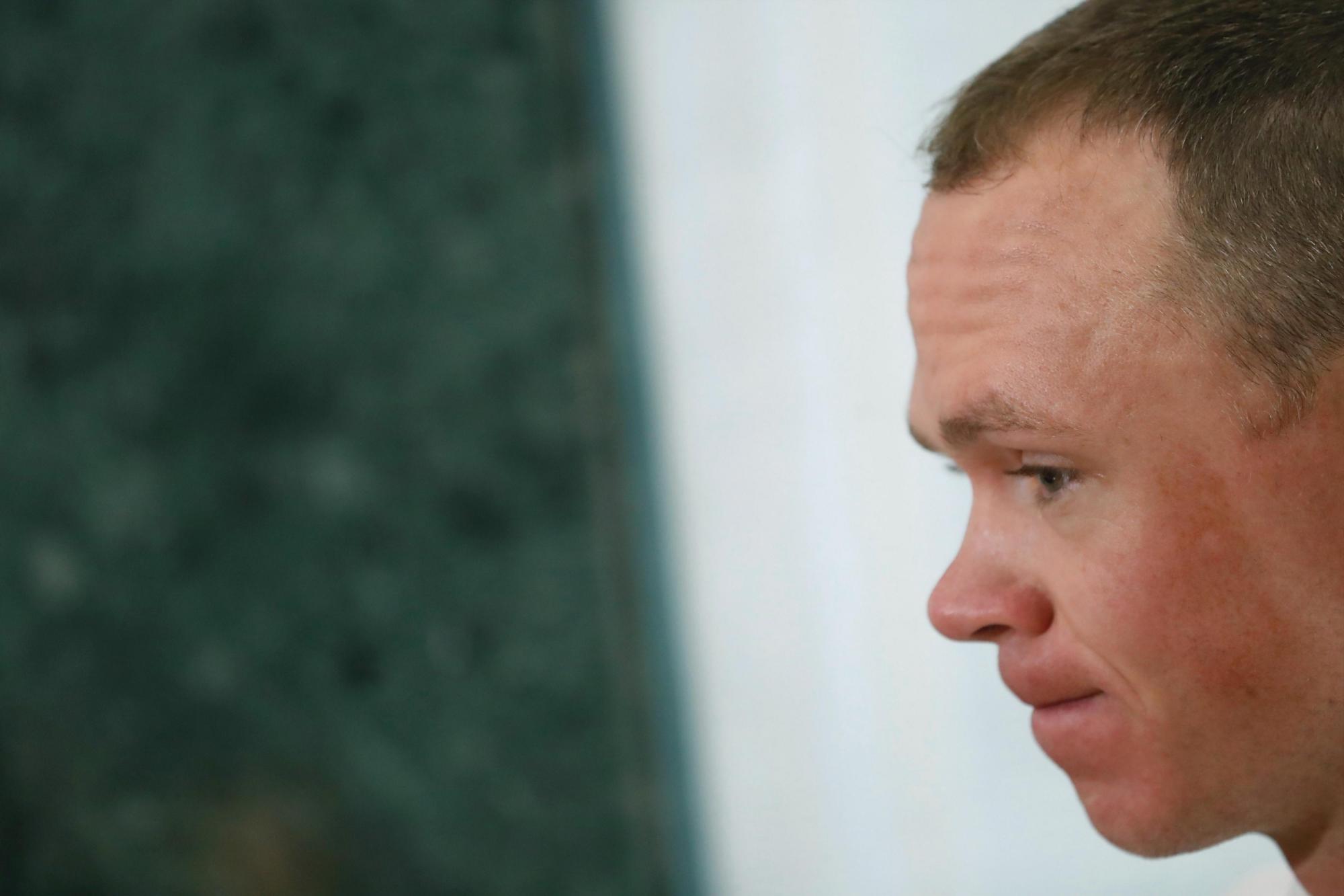 Chris Froome del equipo Sky ofrece una rueda de prensa en un día de descanso durante la Vuelta de España, en Logroño, España. La UCI confirmó hoy que Froome dio positivo por Salbutamol, un broncodilatador, en la última edición de la Vuelta de España. 