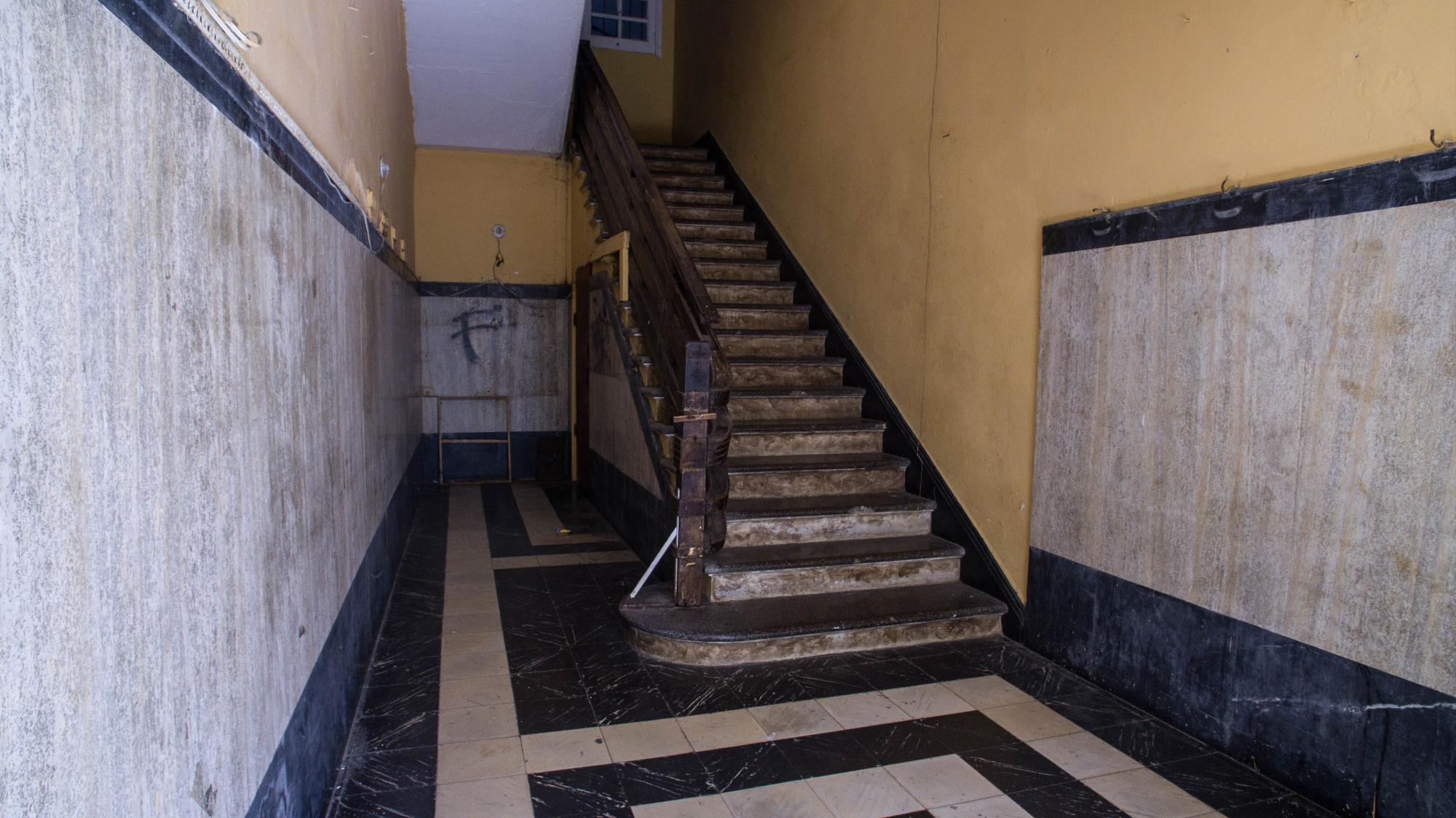 Entrada y escalera principal.