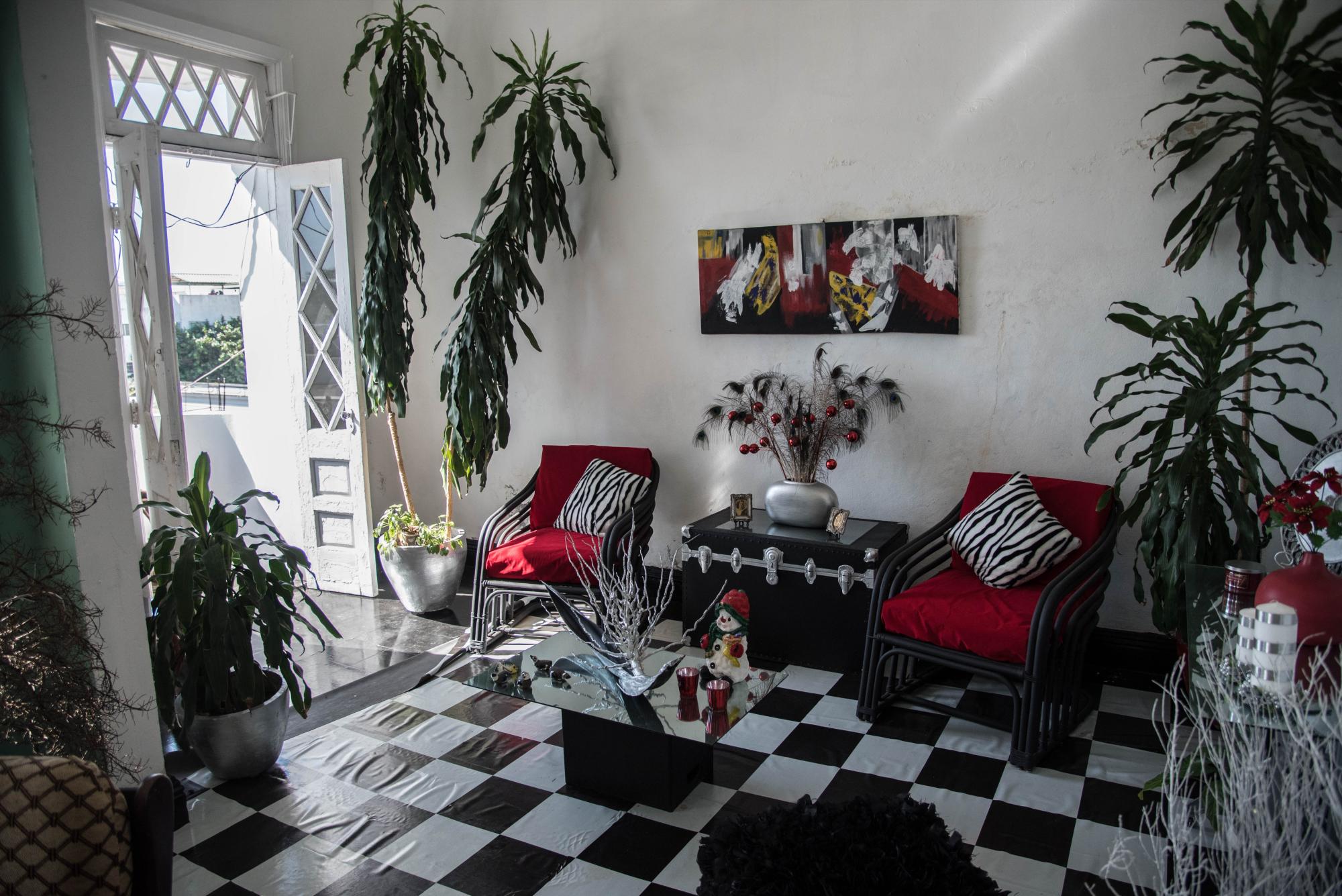 Sala principal y salida al balcón semicilíndrico.