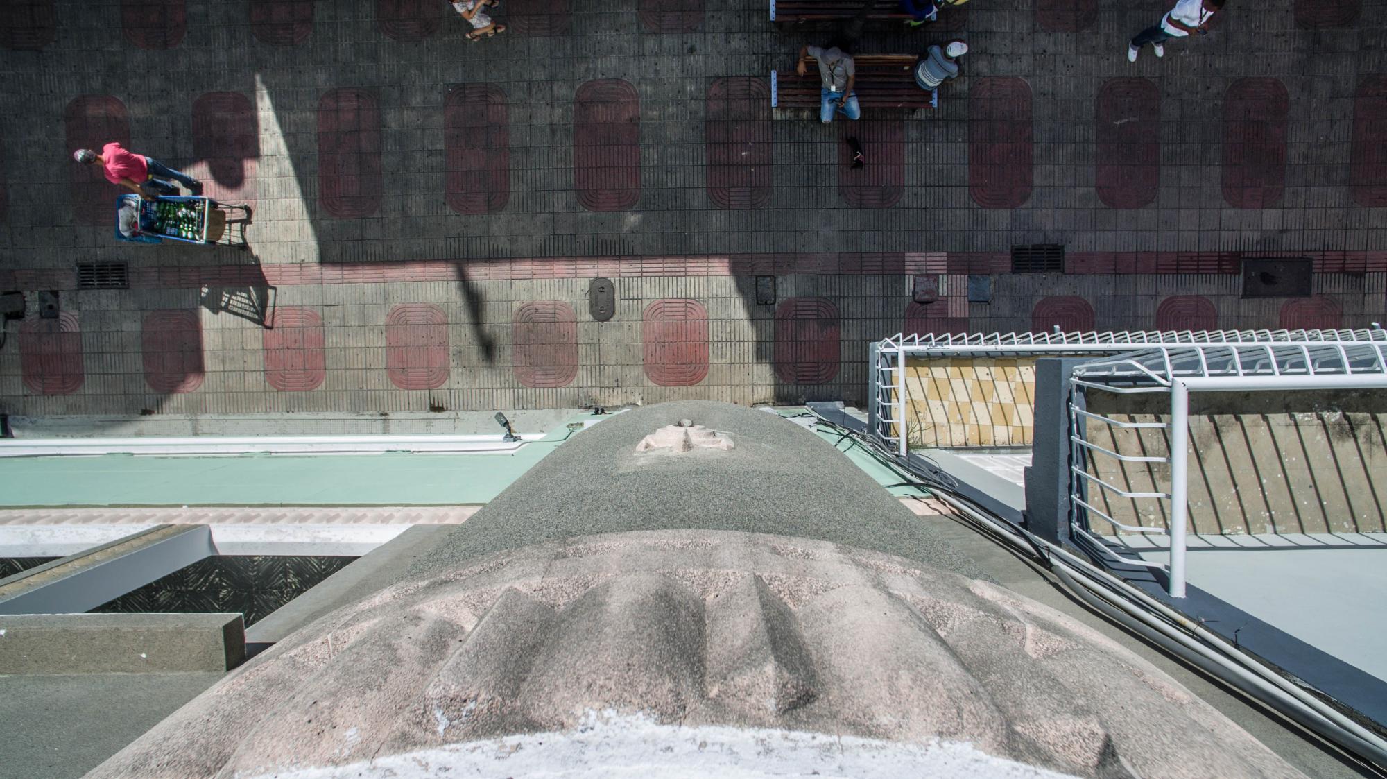 Vista a la calle El Conde dsde el balconcito semicilíndrico.