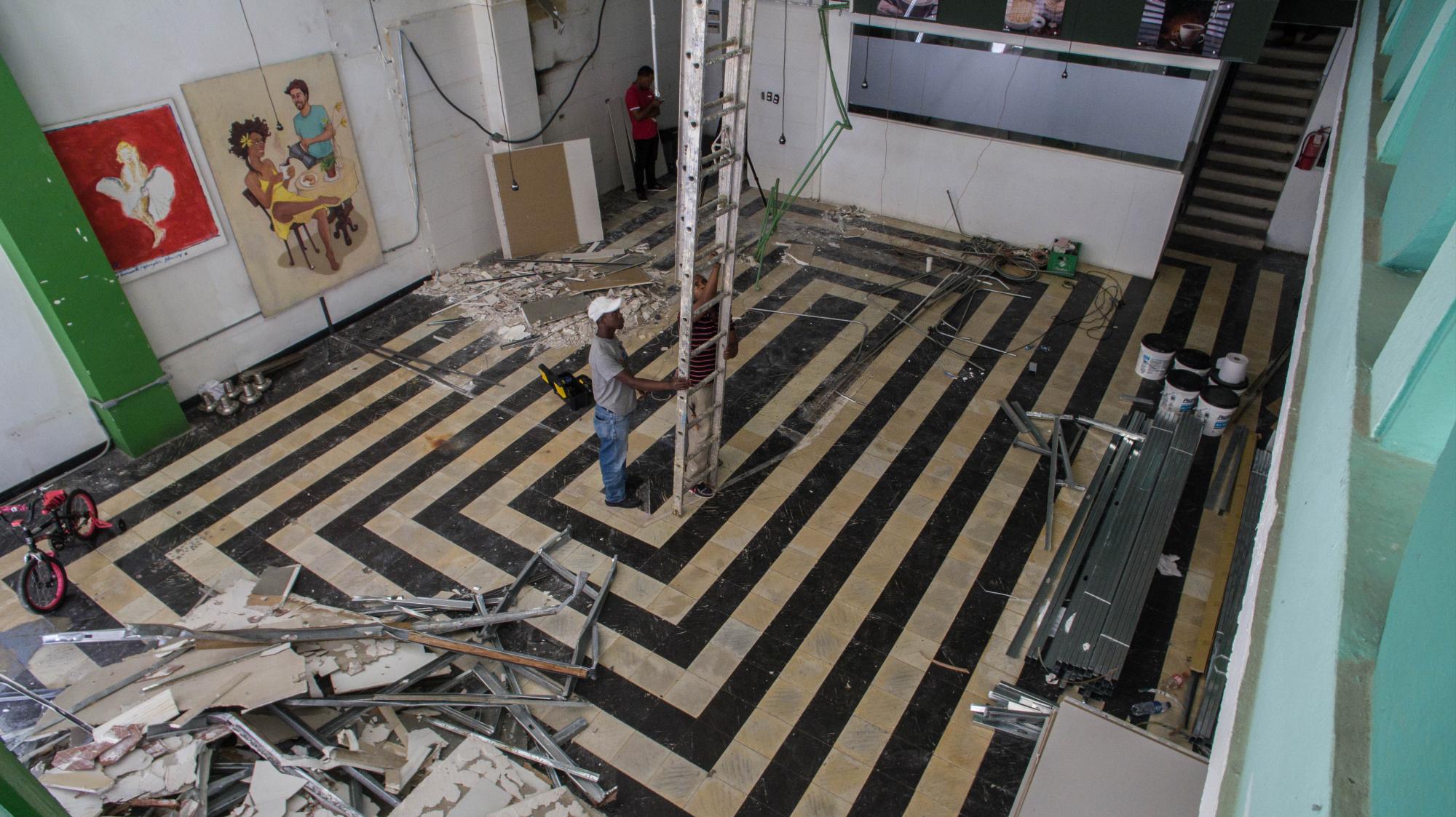 El local comercial del primer nivel, actualmente en remodelación.