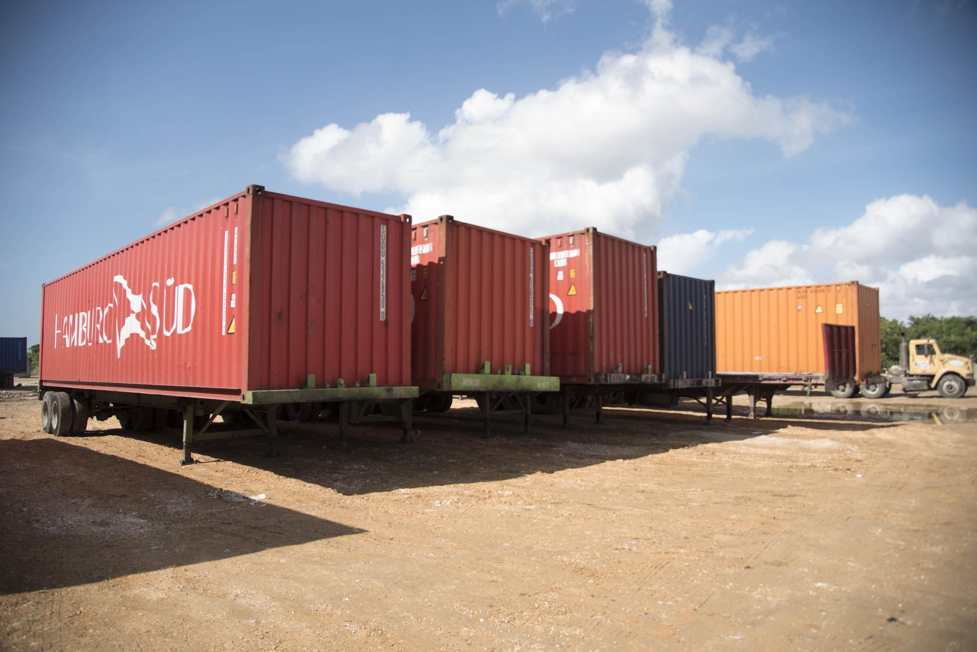 Contenedores que serán transportados por Fenatrado, en el Puerto Multimodal Caucedo.