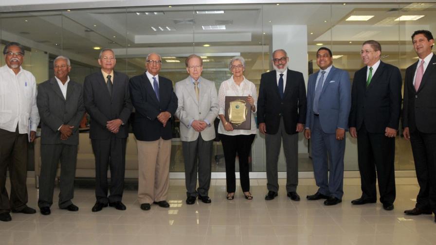 Sociedad de Diarios entrega a familia de Molina Morillo un reconocimiento que le hizo la SIP