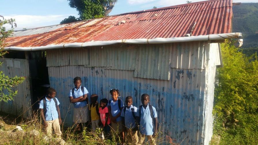 Solicitan a Andrés Navarro ir en auxilio de escuela en Barahona 