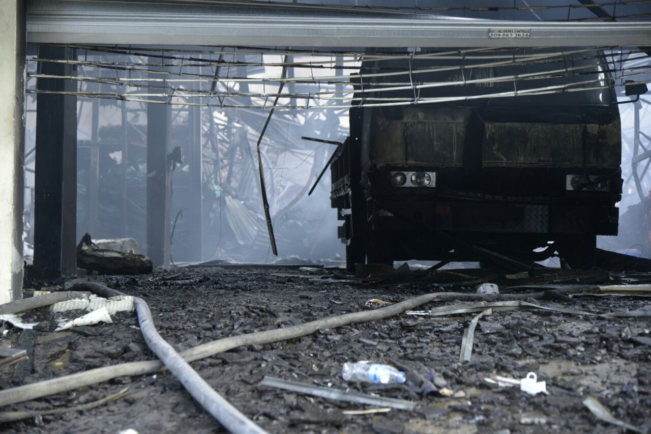 Un vehículo dentro de la empresa textil quedó destruido por las llamas. 