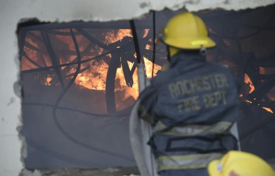 Internan dueño de tienda textil de Santiago que consumió un incendio
