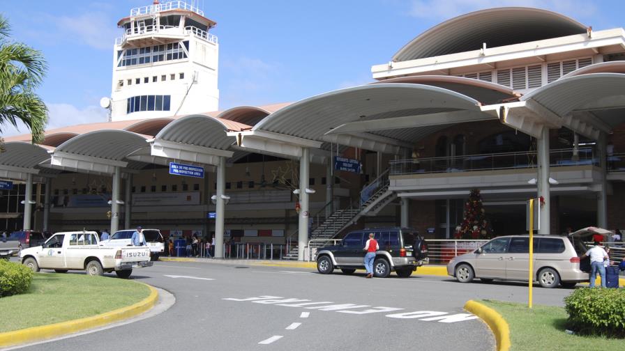 Autoridades del aeropuerto Cibao niegan avión se saliera de la pista al aterrizar 
