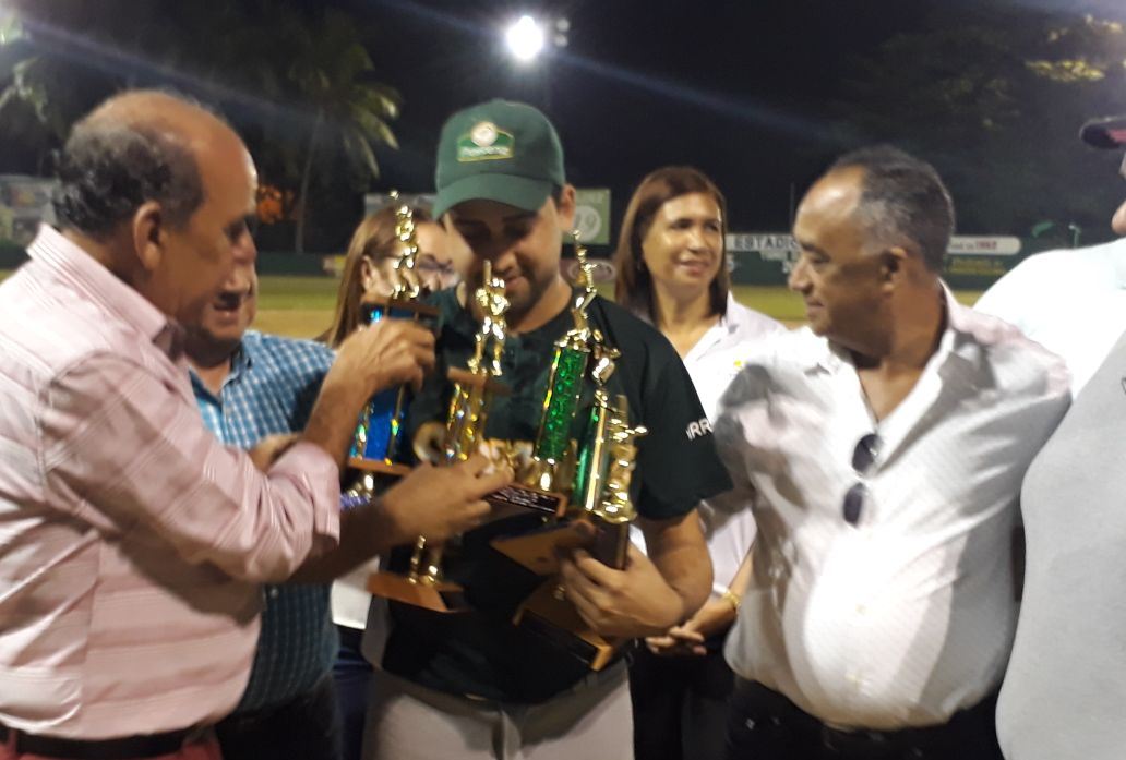 Roberto Tejada (centro), premiado por Radhamés Peña Dumé como Jugador Más Valioso del torneo, en la vuelta regular y serie final. Fue líder además en jonrones, empujadas, anotadas, triples, hits y el más destacado en el partido de exhibición con motivo de la cena navideña.