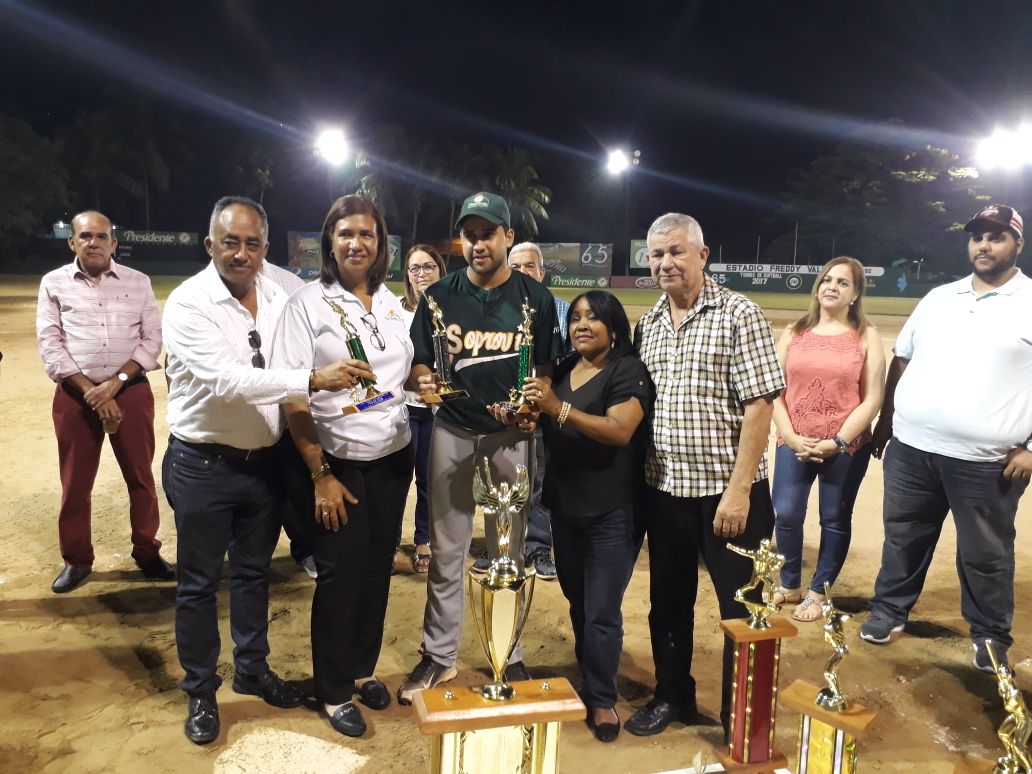 Roberto Tejada (centro), premiado como líder de doble en la tradicional cena de fin de año de la Liga Soprovis.