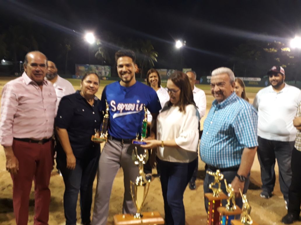 Darwin Báez fue el líder en bateo y en dobles en el 2017 en la liga Soprovis.