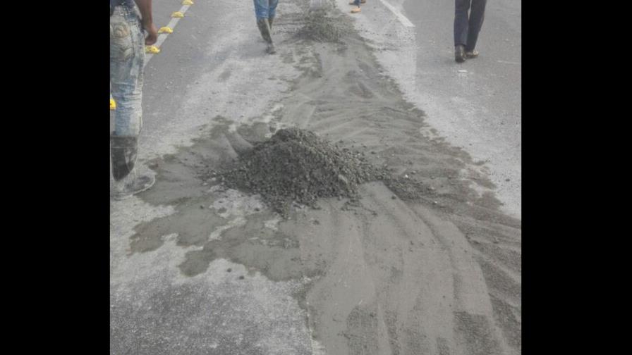 ¡Por fin! Sancionan conductor de camión de concreto por ensuciar la vía pública