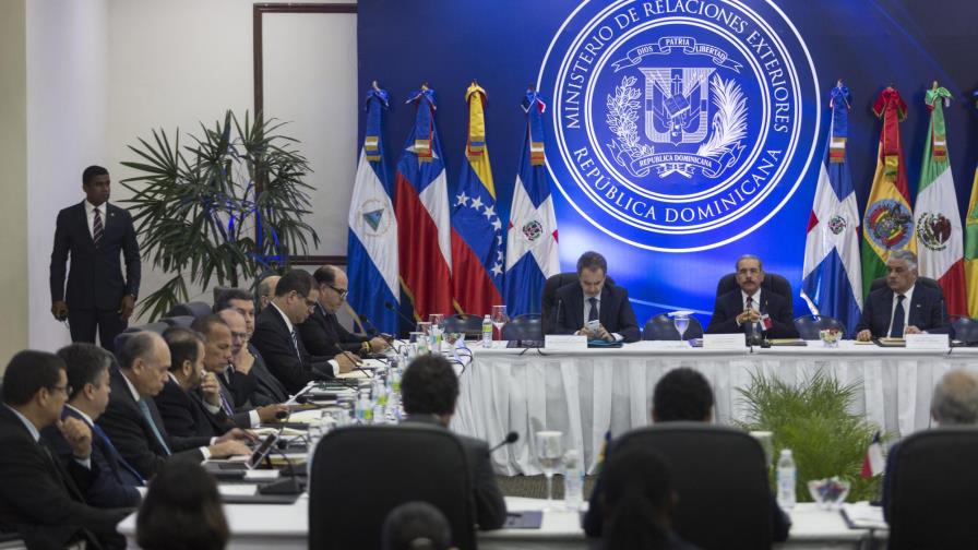 Diálogo Gobierno y oposición de Venezuela avanza y sigue en enero