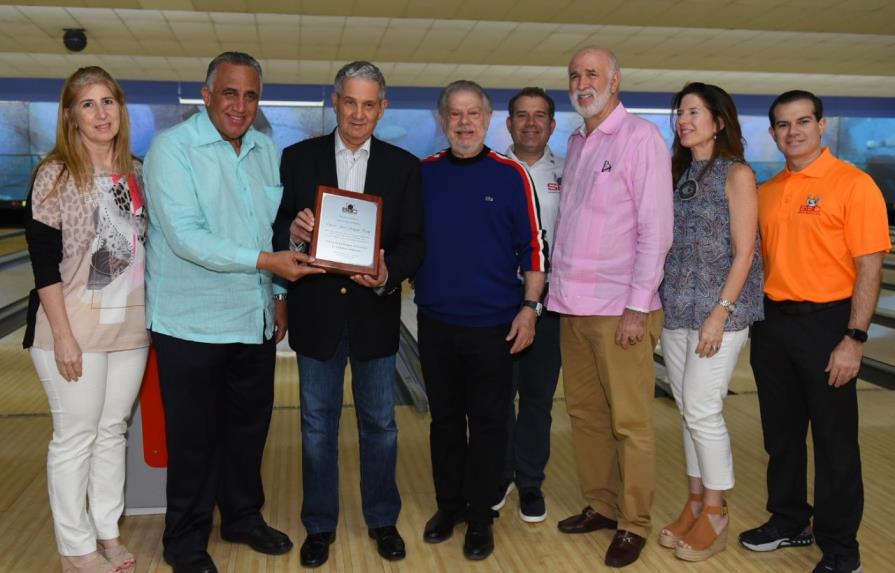 Sebelén Bowling Center reconoce a José Joaquín Puello  