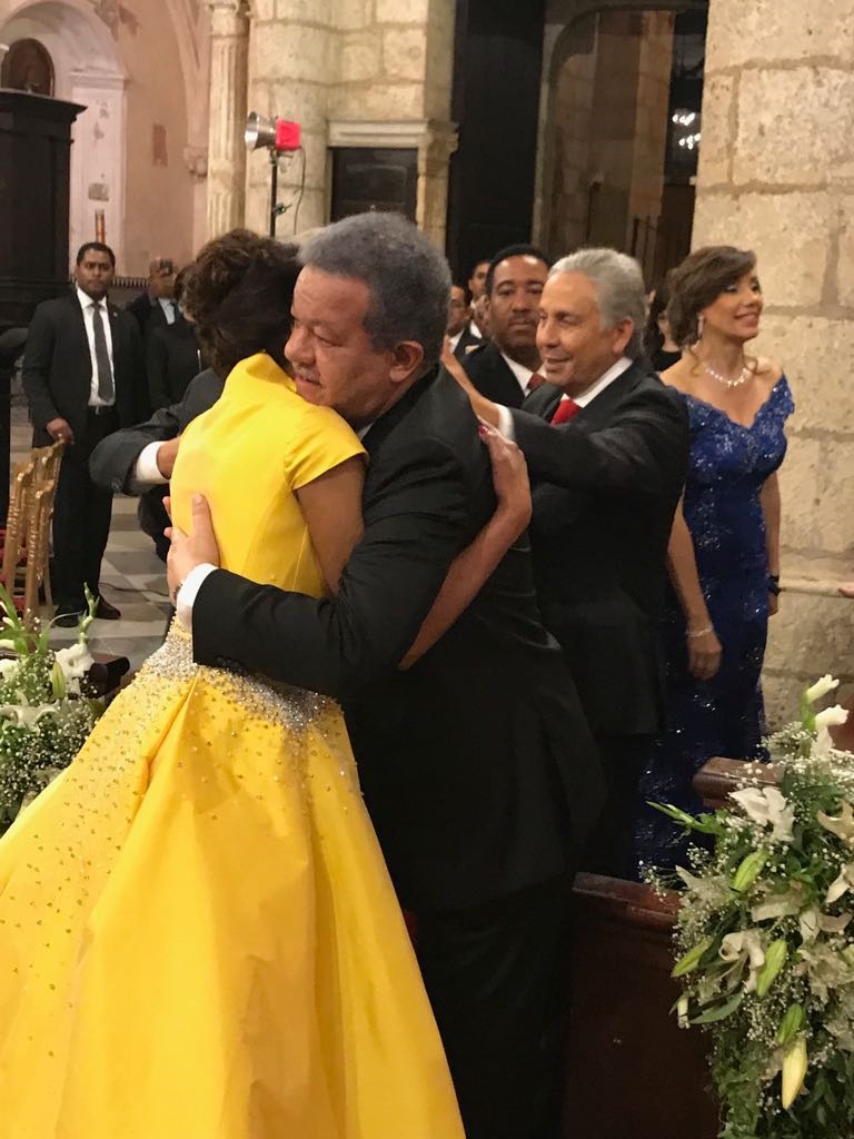 El expresidente Leonel Fernández saluda a la primera dama, Cándida Montilla.