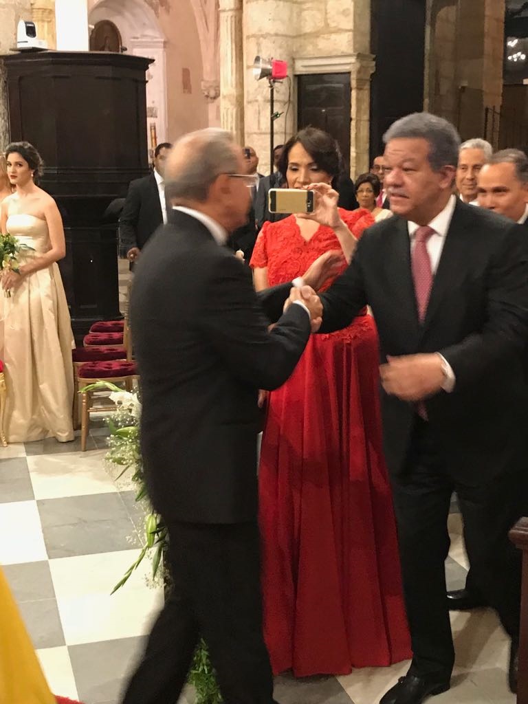 El presidente Danilo Medina y el expresidente Leonel Fernández se saludan durante la boda de Candy Sibeli Medina Montilla, hija mayor del mandatario.
