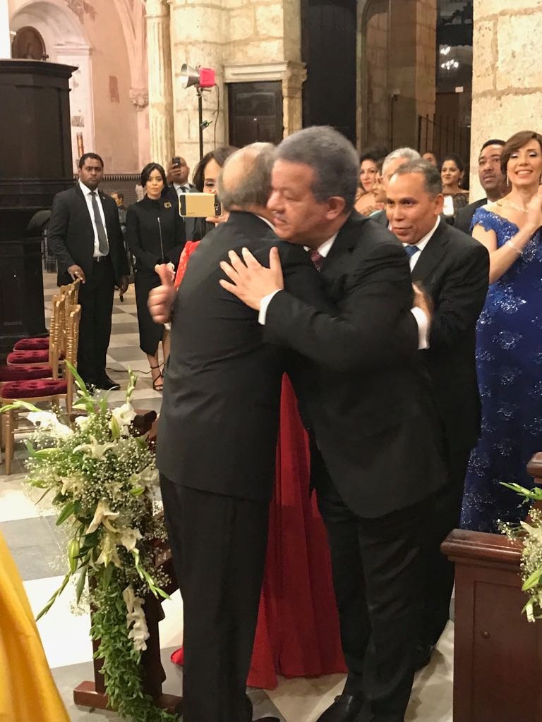 El presidente Danilo Medina y el expresidente Leonel Fernández se confunden en un abrazo durante la boda de Candy Sibeli Medina Montilla, hija mayor del mandatario.
