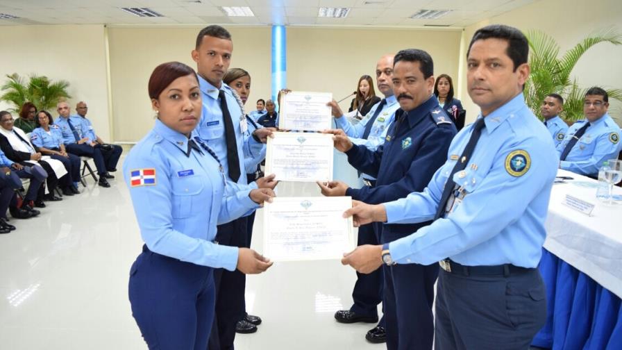 Director del CESAC reconoce 27 agentes por buen desempeño 