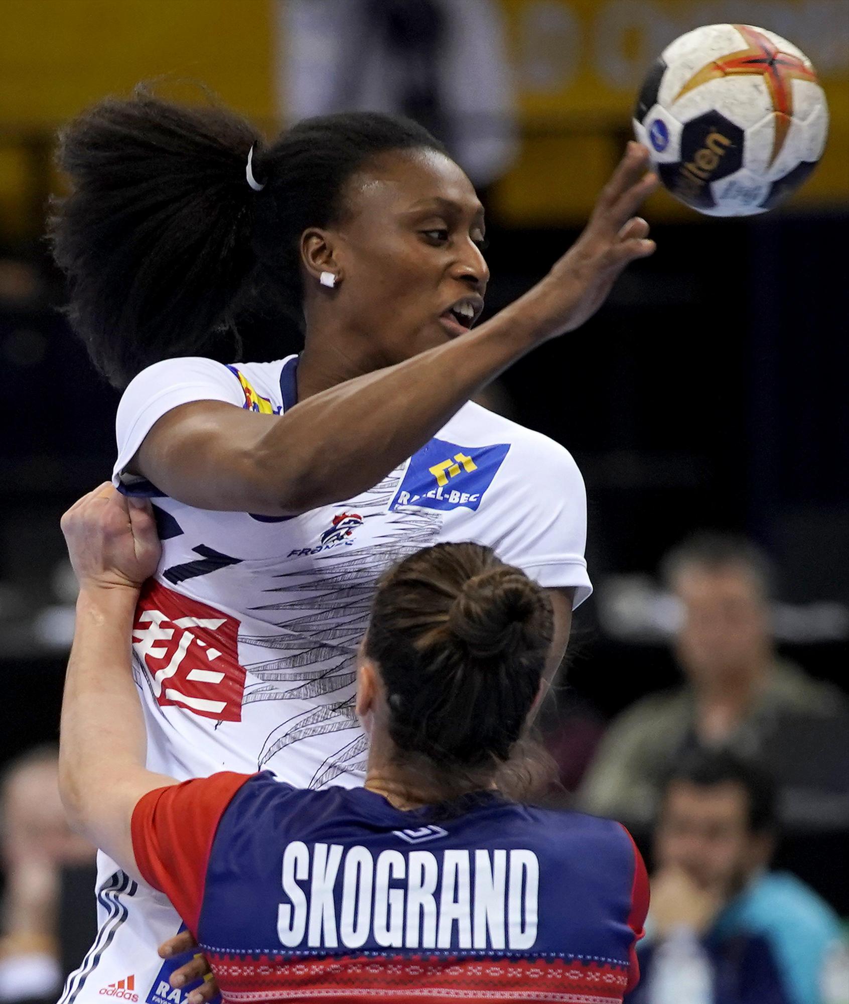Siraba Dembele (izquierda) de Francia en acción contra Stine Ruscetta Skogrand de Noruega durante el partido por la medalla de oro entre Francia y Noruega en el Campeonato Mundial de Balonmano Femenino en Hamburgo, Alemania, 17 de diciembre de 2017.