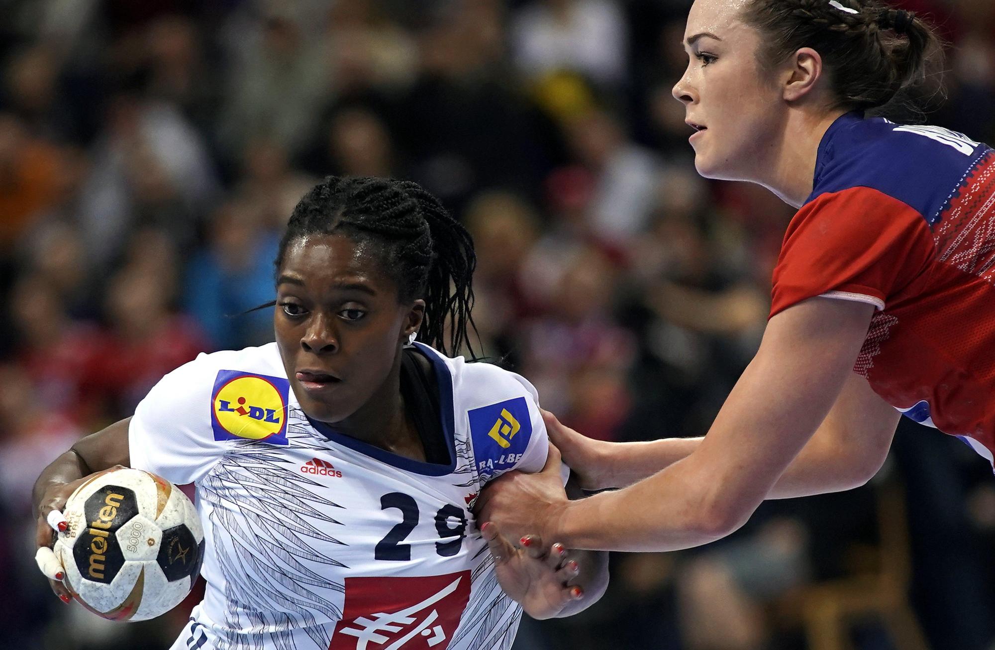 Estelle NZE Minko (izquierda) de Francia en acción contra Stine Ruscetta Skogrand de Noruega durante el partido por la medalla de oro entre Francia y Noruega en el Campeonato Mundial de Balonmano Femenino en Hamburgo, Alemania , 17 de diciembre de 2017.