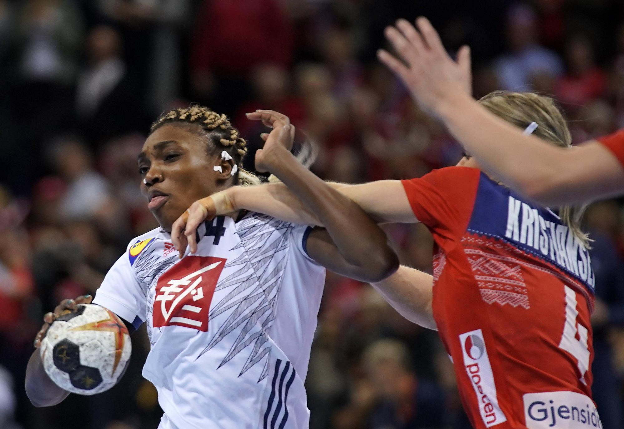 Kalidiatou Niakate (L) de Francia en acción contra Veronica Egebakken Kristiansen (derecha) de Noruega durante el partido por la medalla de oro entre Francia y Noruega en el Campeonato Mundial de Balonmano Femenino en Hamburgo, Alemania, 17 de diciembre de 2017. 
