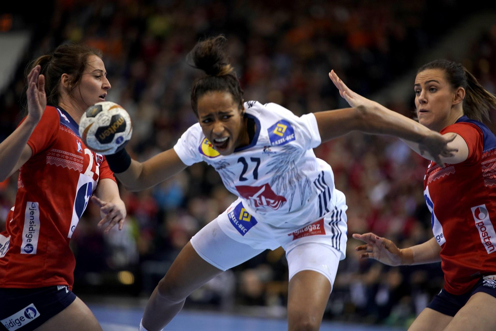 Estelle NZE Minko (C) de Francia en acción contra Sanna Charlotte Solberg (L) y Stine Ruscetta Skogrand (R) de Noruega durante el partido por la medalla de oro entre Francia y Noruega en las Mujeres Campeonato Mundial de Balonmano en Hamburgo, Alemania, 17 de diciembre de 2017. 