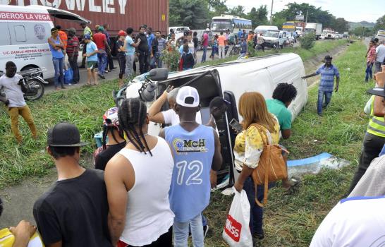 Al menos cuatro personas heridas tras volcadura de autobús en autopista Duarte