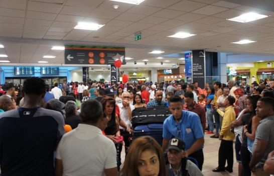 Dominicanos continúan llegando a pasar las Navidades y abarrotan aeropuerto Las Américas 