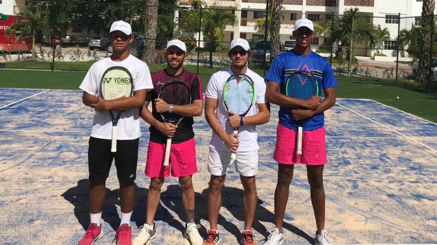 Víctor Estrella inaugura cancha de césped artificial en Punta Cana