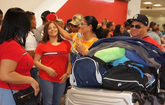 Dominicanos continúan llegando a pasar las Navidades y abarrotan aeropuerto Las Américas 
