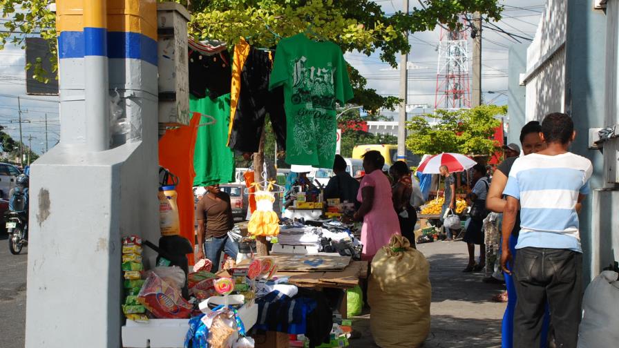 Costos y trabas elevaron informalidad a 58.6% en la República Dominicana Costos y trabas elevaron informalidad a 58.6% en la República Dominicana