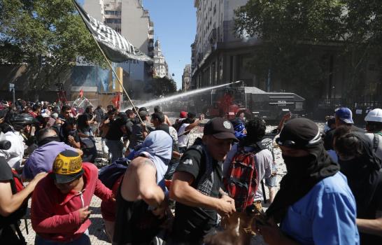 Violencia fuera de Congreso argentino se recrudece durante pleno de pensiones