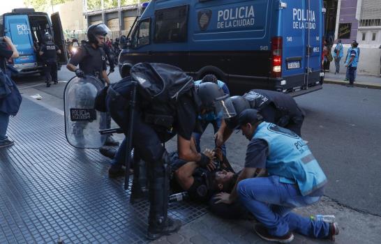 Violencia fuera de Congreso argentino se recrudece durante pleno de pensiones