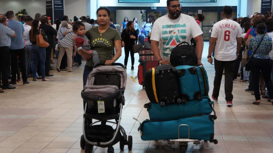 Dominicanos ausentes se quejan a su llegada por la rebaja de la gracia navideña