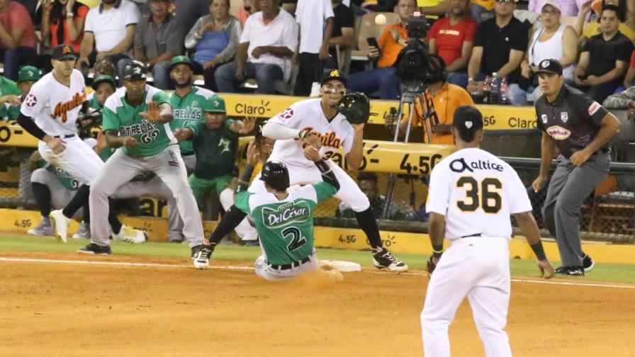 Las Águilas derrotan a las Estrellas, empatan en primer lugar y reducen número mágico a uno