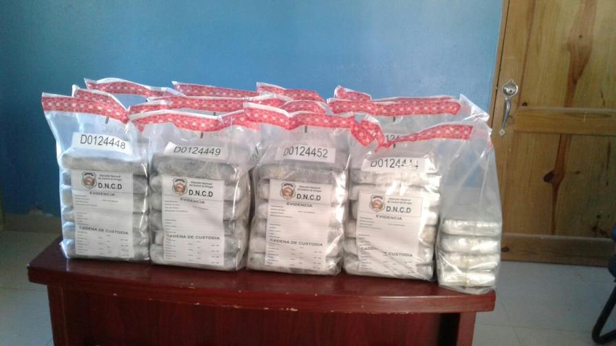 Apresan a dos extranjeros con 76 paquetes de droga en costas de Pedernales 