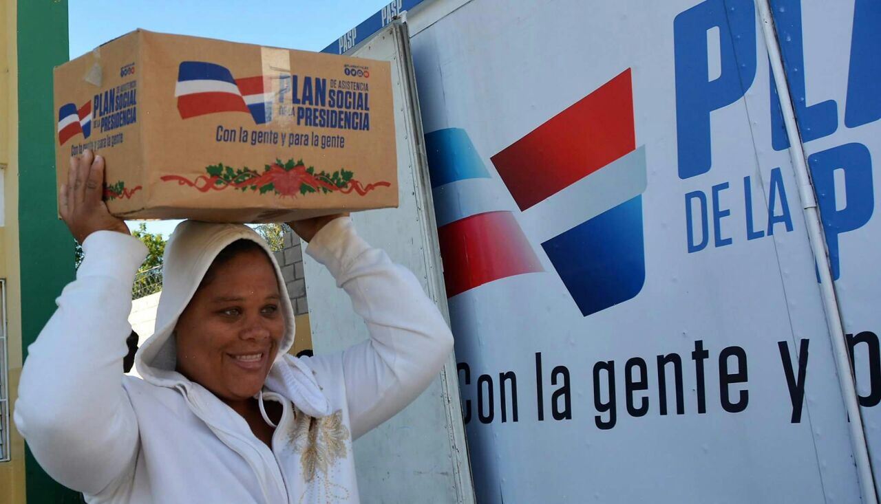 El Plan de Asistencia Social de la Presidencia hace entrega de cajas surtidas de alimentos.