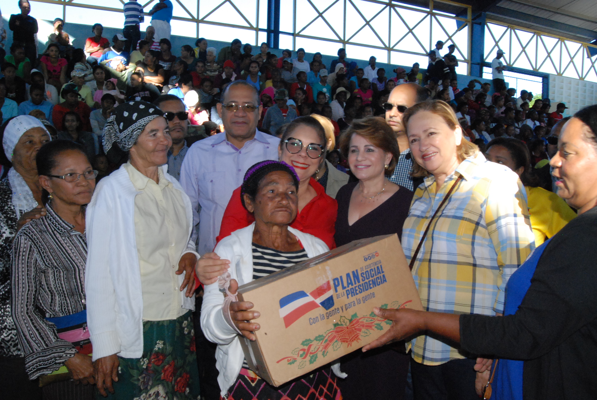 Entrega de cajas navideñas por parte de el Gobierno dominicano a través del Plan de Asistencia Social de la Presidencia.