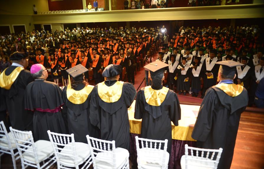 Universidad Católica Santo Domingo graduó a 497 nuevos profesionales