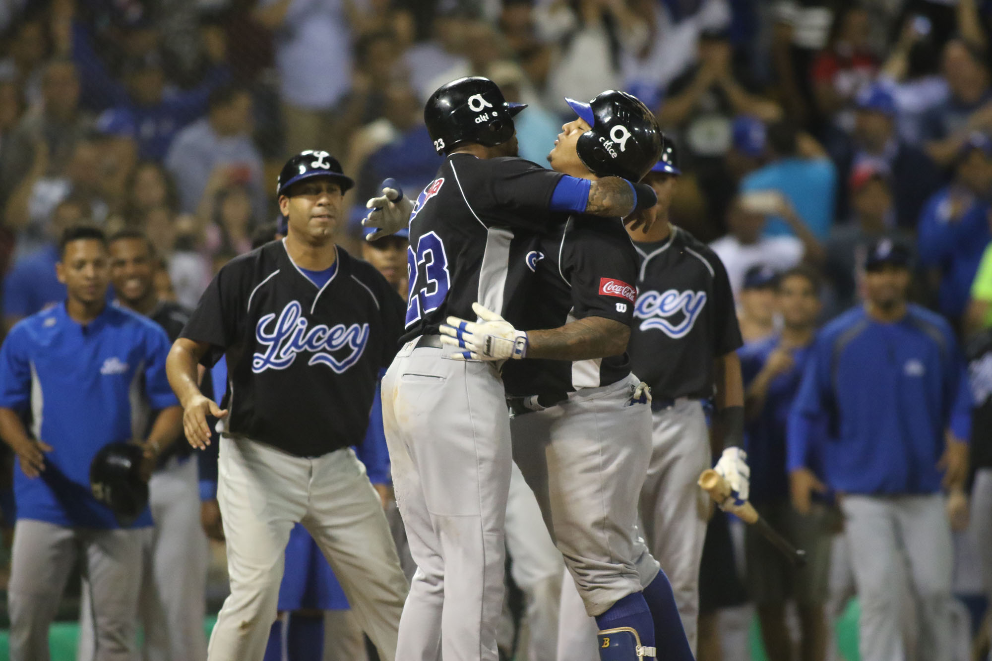 Yermin Mercedes es felicitado por sus compañeros de equipo, los Tigres del Licey, luego de conectar jonrón en el partido que enfrentó a su equipo con los Leones del Escogido, el 19 de diciembre del 2017.