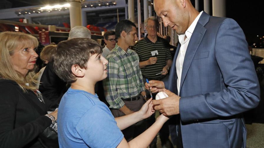 Fanáticos de los Marlins expresan quejas a Derek Jeter Fanáticos de los Marlins expresan quejas a Derek Jeter